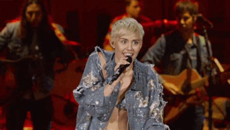  De Meest Geestige Moment: Miley Cyrus en haar Onverwachte Duet Met een Nederlandse Accordeonist